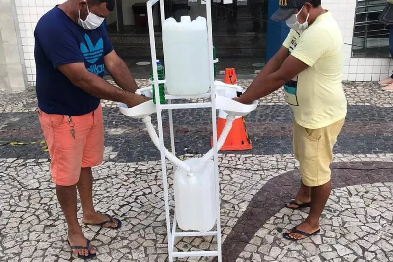 Pias com água e sabão foram implantadas pelas prefeituras de alguns municípios do interior do estado