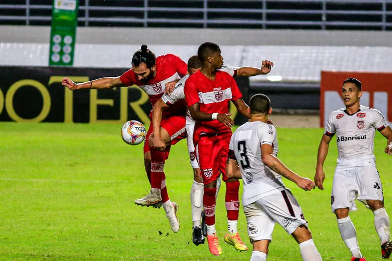 Maceió, 18 de agosto de 2020
Lance do jogo entre CRB e Brasil de Pelotas. Partida válida pela 4ª rodada do Campeonato Brasileiro da Série B de 2020, realizada no Estádio Rei Pelé. Alagoas - Brasil.
Foto: Ailton Cruz