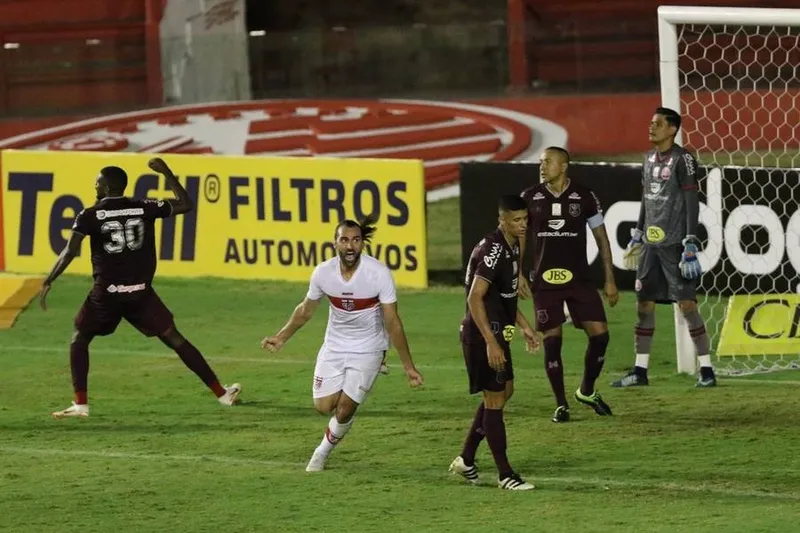 Léo Gamalho foi o autor do gol de empate do CRB contra o Náutico, na rodada passada, realizada no sábado (15)