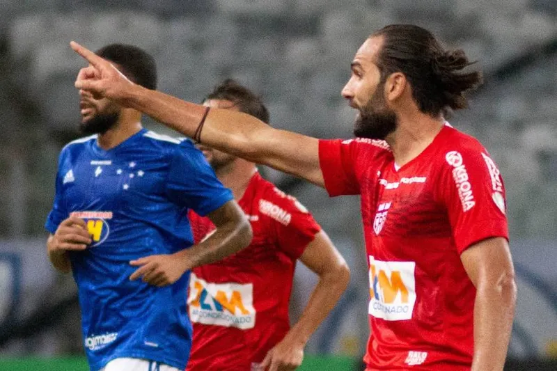 Léo Gamalho foi o destaque no jogo de ida com o Cruzeiro, ao fazer os dois gols do CRB