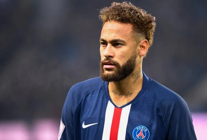Imagem ilustrativa da imagem CRÉDITO
Legenda
TÍTULO PARA RETRANCA DE 2 LS E 2 COLUNAS
GLOBOESPORTE.COM

O atacante Neymar é um dos três jogadores do Paris Saint-Germain que testou positivo para o coronavírus. O ge confirmou com pessoas próximas ao craque. O brasileiro chegou a Ibiza na quinta-feira da semana passada, começou a se sentir mal no sábado e retornou a Paris no domingo. O jogador se encontra bem no momento. 
O pai de Neymar e o filho do atacante, Davi Lucca, também foram infectados. O único assintomático foi o me