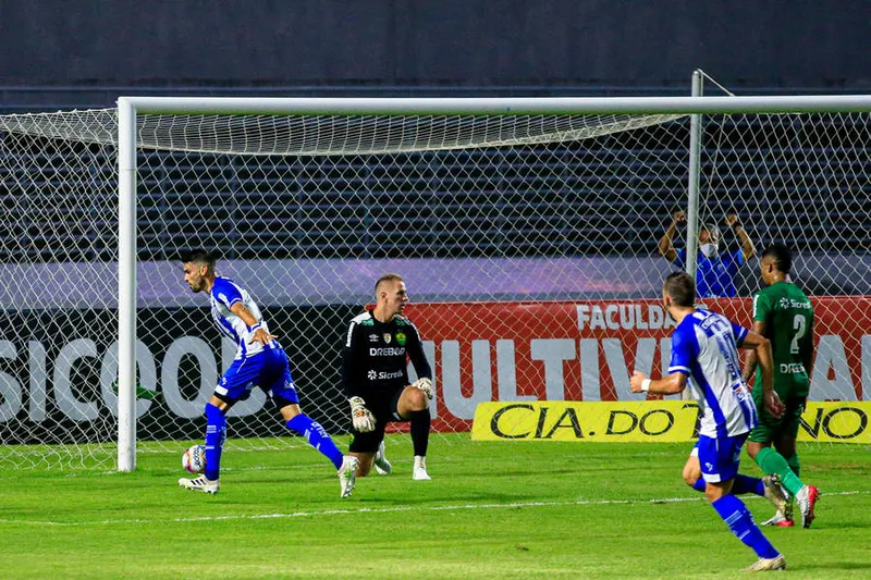 Maceió, 16 de setembro de 2020
Lance do jogo entre CSA e Cuiabá. Partida válida pela 3ª rodada do Campeonato Brasileiro da Série B de 2020, realizada no Estádio Rei Pelé. Alagoas - Brasil.
Foto: Ailton Cruz