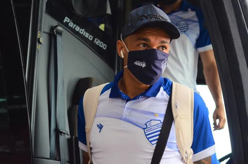 Richard Franco treina em separado no CSA, enquanto aguarda definição sobre seu futuro