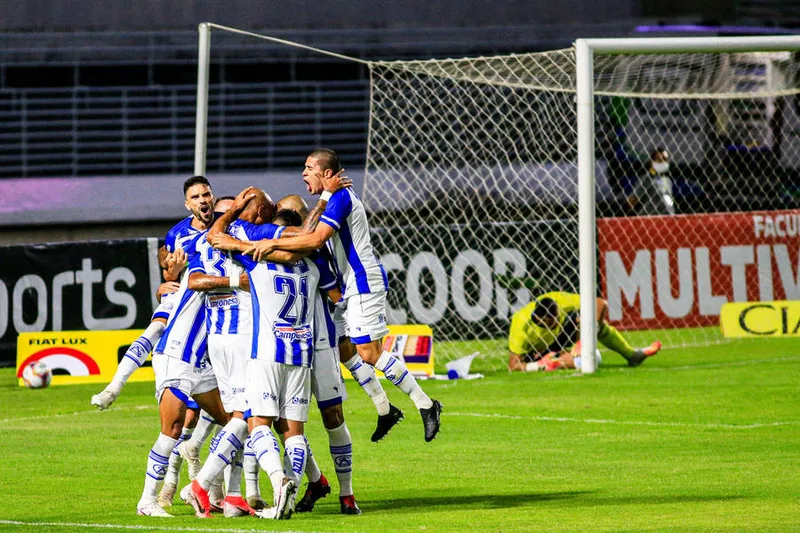 Maceió, 19 de setembro de 2020
Lance do jogo entre CSA e Cruzeiro. Partida válida pela 10ª rodada do Campeonato Brasileiro da Série B de 2020, realizada no Estádio Rei Pelé. Alagoas - Brasil.
Foto: Ailton Cruz