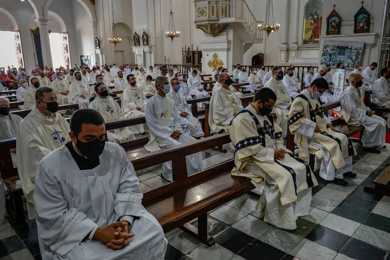 Cônegos, monsenhores, padres, religiosos e diáconos da capital e do interior participaram da celebração