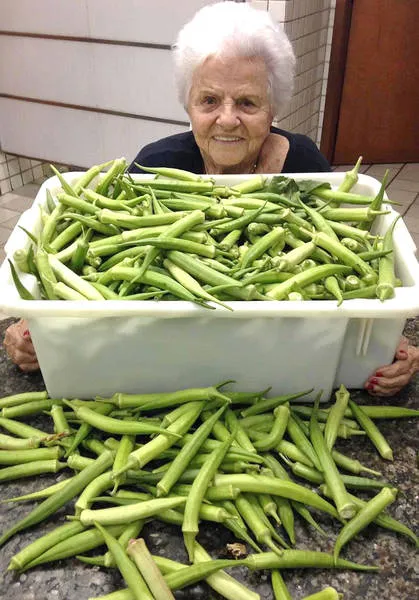 Se depender dos nutrientes do quiabo, a esfuziante YÊDA JUCÁ - aniversariante mais festejada de hoje - vai continuar com sua vitalidade pra sempre