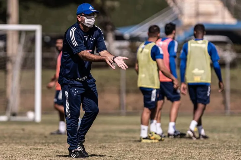 Cruzeiro do técnico Enderson Moreira chegou a Maceió nessa segunda, para jogo decisivo com CRB, nesta quarta