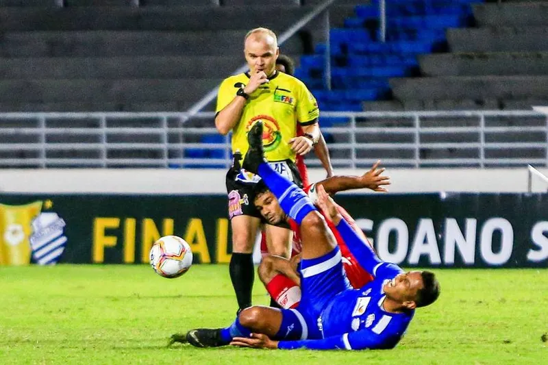 Denis Ribeiro Serafim apita o jogo Cruzeiro x Chapecoense, na quinta-feira (20), no Mineirão, pela Série B