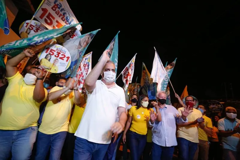 Caminhada do candidato Alfredo Gaspar é um exemplo de como o distanciamento social vem sendo escanteado