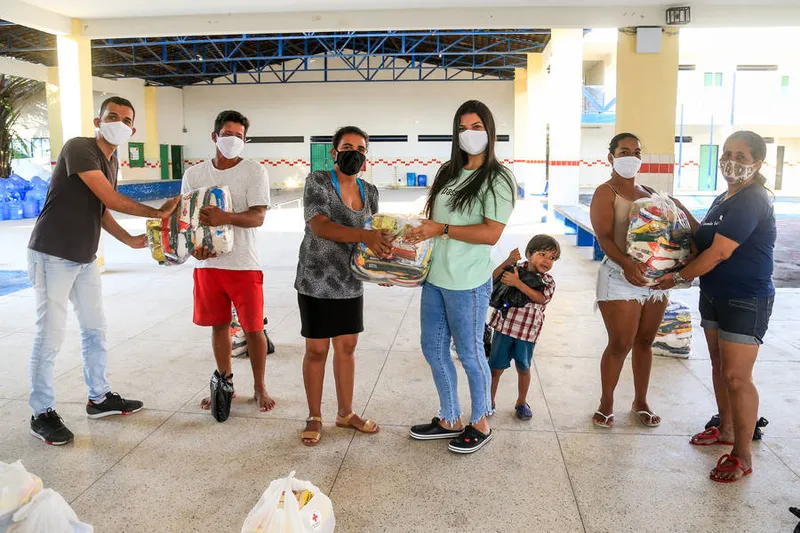 Entidades como o Instituto Mandaver continuam distribuindo alimentos a famílias vulneráveis
Instituto Mandaver, faz entrega de sexta de alimento para a comunidade do Vergel do Lago em Maceió. Alagoas - Brasil.
Foto: ©Ailton Cruz