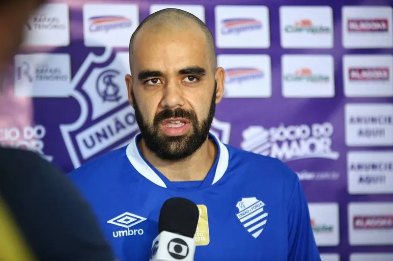 Meia Daniel Costa confirmou conversas e espera novo contato do CSA para retornar ao clube