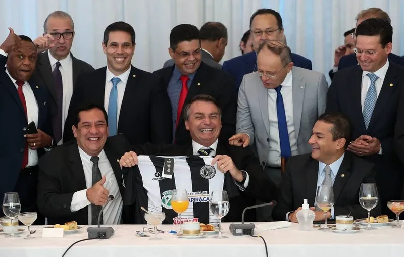Deputado alagoano Severino Pessoa presenteou o presidente Jair Bolsonaro com uma camisa do ASA
