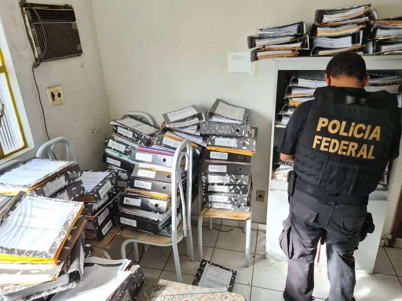 Policial cumpre mandado de busca e apreensão durante a Operação Aurantium em AL