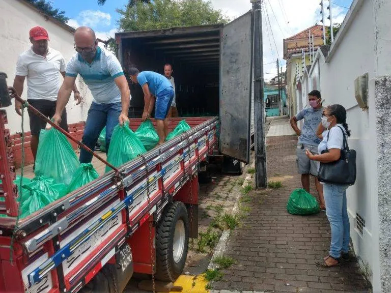 A Cáritas procurou a CPT para adquirir alimentos saudáveis produzidos pelas famílias camponesas e poder doar