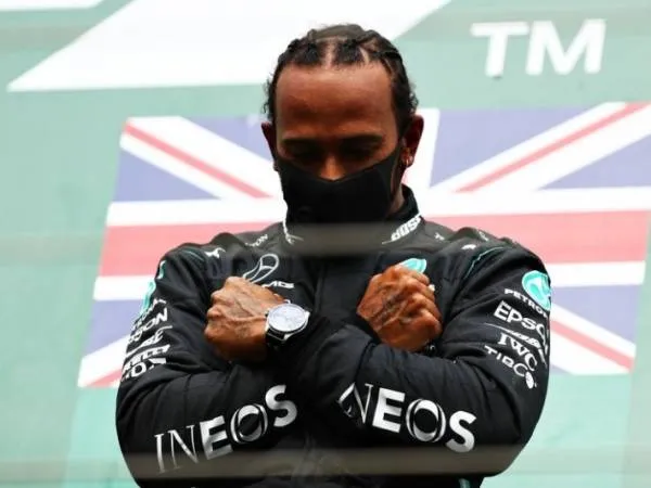 “Quero que saibam que não vou parar, não vou desistir”, afirmou o piloto Lewis Hamilton