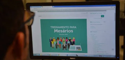 Parte do treinamento dos mesários é feito de maneira online, onde os voluntários e convocados são orientados