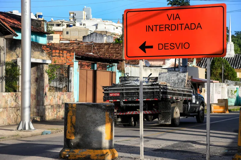 Maceió, 19 de agosto de 2020  
Desvios nas ruas dos bairros afetados pelas rachaduras em decorrência da extração de sal-gema em Maceió. Alagoas - Brasil.
Foto: ©Ailton Cruz