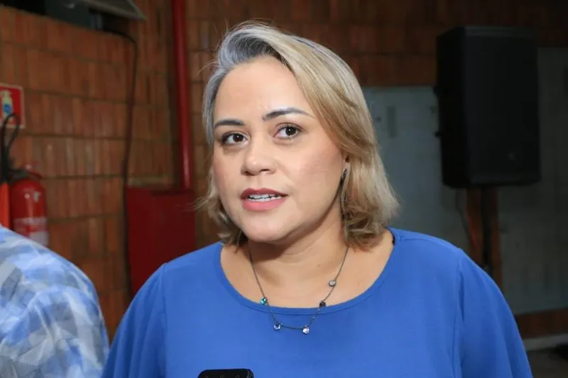 Laura Souza responsabiliza e ameaça até cortar o ponto dos professores e monitores