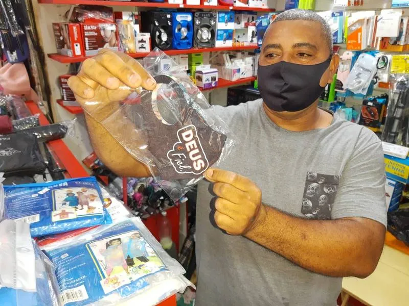 Imagem ilustrativa da imagem NO CENTRO, MÁSCARAS SÃO VENDIDAS SEM PADRÃO