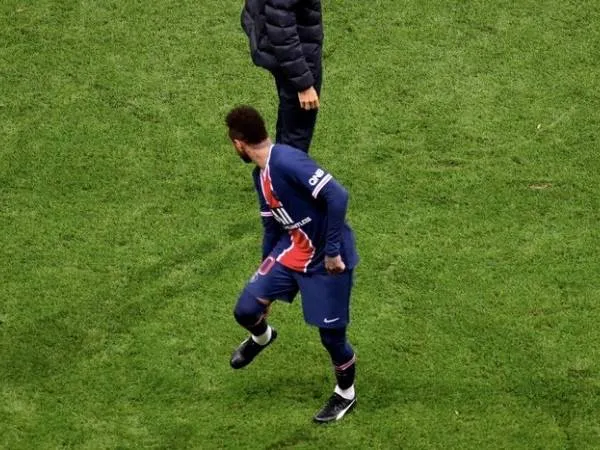 Momento em que Neymar sinaliza desconforto na panturrilha para Thomas Tuchel