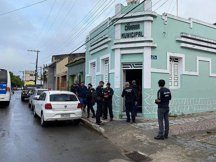 Policiais cumpriram cinco mandados de prisão e mais 15 de busca e apreensão na cidade