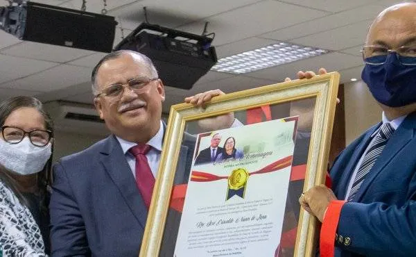 José Orisvaldo Nunes recebeu uma placa de reconhecimento pelos serviços prestados à frente da instituição