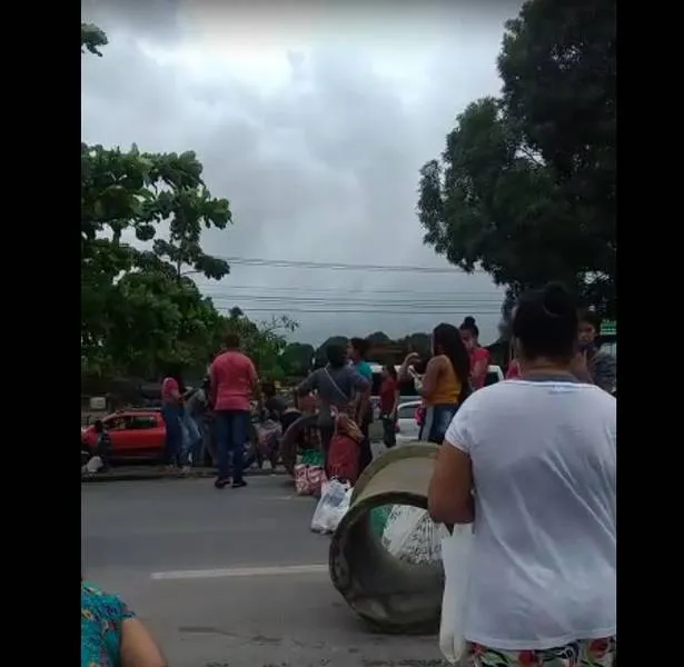 Imagem ilustrativa da imagem PARENTES DE PRESOS VOLTAM A BLOQUEAR A BR-104