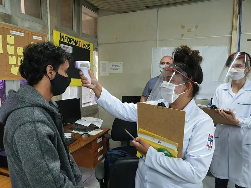Servidoras e alunos da Enfermagem montam barreira sanitária na Reitoria da Ufal, para evitar casos de Covid-19