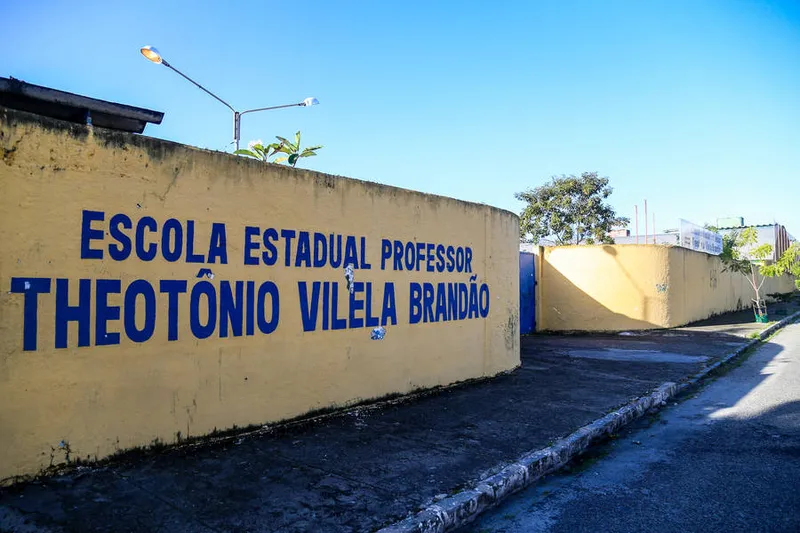Maceió, 06 de agosto de 2020
Escola Estadual Professor Theotônio Vilela Brandão. Localizada na  Rua  Coronel Adauto Gomes Barbosa, no bairro de Santo Eduardo em Maceió. Alagoas - Brasil.
Foto: ©Ailton Cruz