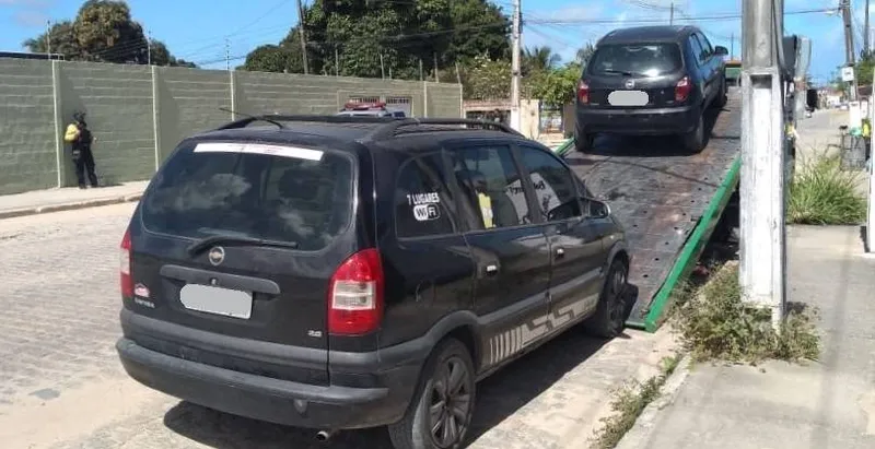 Imagem ilustrativa da imagem SMTT AUTUA E RECOLHE 54 VEÍCULOS QUE FAZIaM TRANSPORTE CLANDESTINO