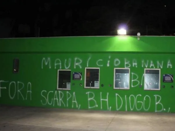 Torcedores picharam a sede social do Palmeiras, após o empate contra o Internacional, por 1 a 1, na quarta