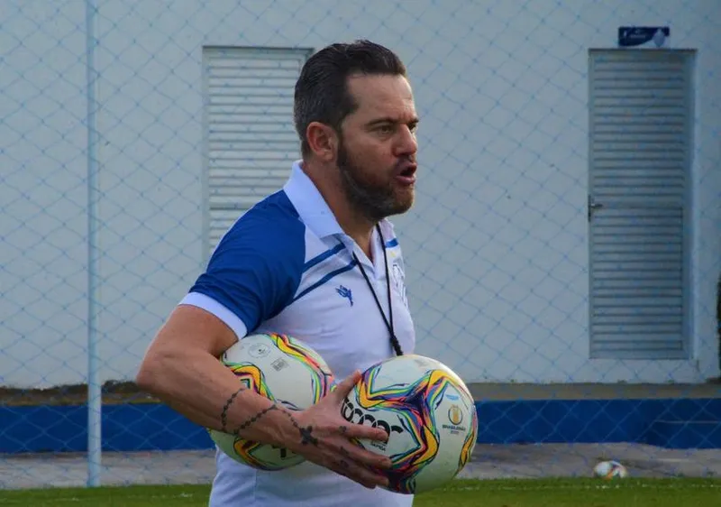 Argel Fucks faz sua reestreia no comando técnico do Azulão, depois de nove meses