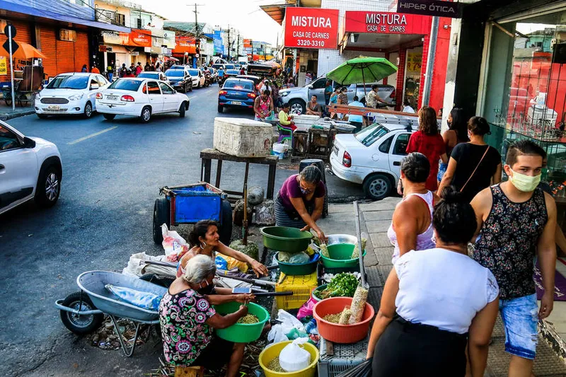 Maceió, 02 de junho de 2020  
Feira livre do Jacintinho, está na liderança em contágio com a movimentação dos moradores que não estão comprindo o isolamento na região do bairro em Maceió. Alagoas - Brasil.
Foto: ©Ailton Cruz