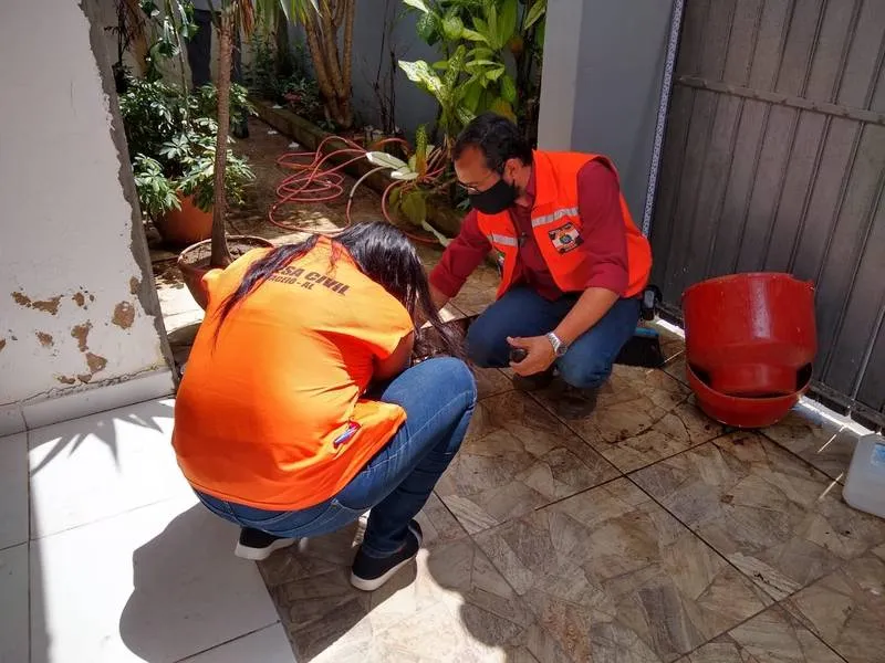 Imagem ilustrativa da imagem TÉCNICOS DESCARTAM RISCO INICIAL DE COLAPSO EM CASAS NO FAROL