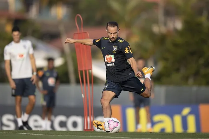 Everton Ribeiro foi escalado por Tite na ponta esquerda, no treino da Seleção, realizado na Granja Comary