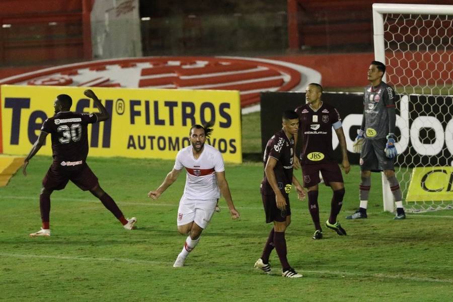 Léo Gamalho foi o autor do gol de empate do CRB contra o Náutico, na rodada passada, realizada no sábado (15)