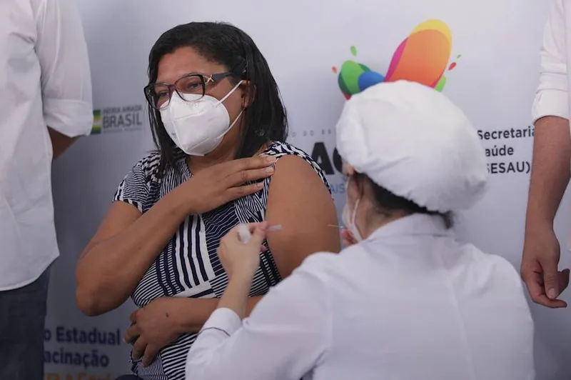 Rita de Cássia foi a primeira servidora do Hospital Metropolitano de Alagoas a ser imunizada com a vacina CoronaVac