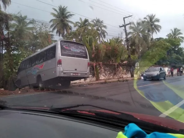 Imagem ilustrativa da imagem ACIDENTE COM MICRO-ÔNIBUS DEIXA UM MORTO NA AL-101