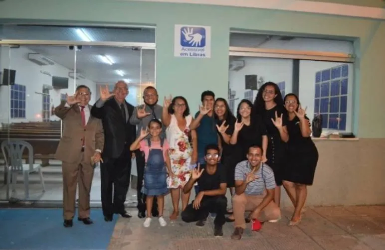 Placa de Acessibilidade em Libras na AD no Jacintinho mostra que cultos têm a linguagem de sinais