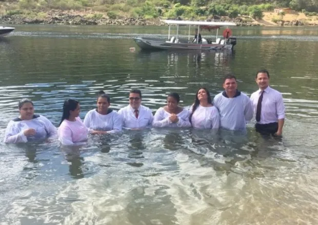 Seis novos membros da AD em Piranhas foram batizados nas águas, no último domingo (3)