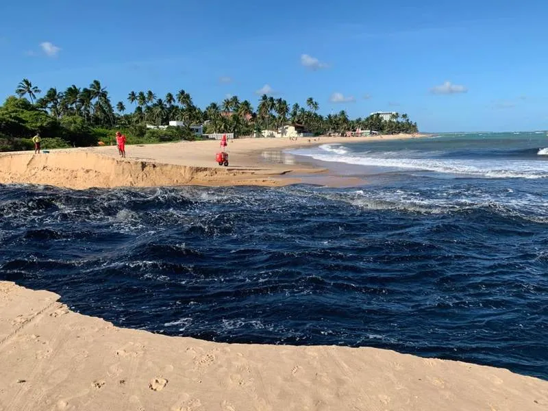 Imagem ilustrativa da imagem ÁGUA QUE SERIA DE ESGOTO CAI NO MAR DA PRAIA DE GUAXUMA