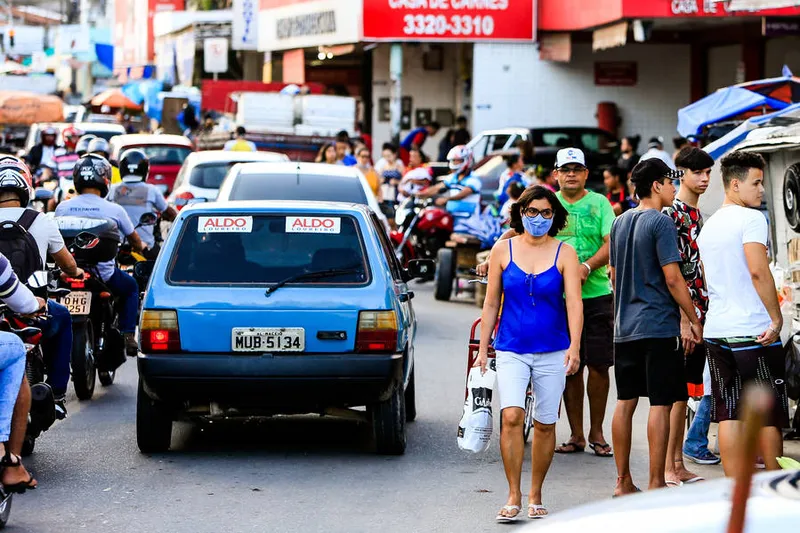 Maceió, 19 de agosto de 2020   
Bairro do Jacintinho, com grande movimentação de pessoas sem máscara. Alagoas - Brasil.
Foto: ©Ailton Cruz