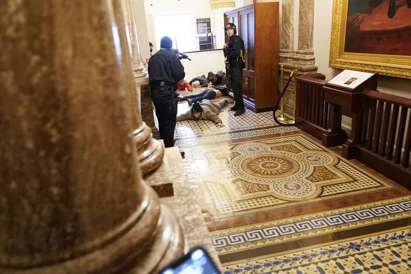 Invasores do Congresso americano são rendidos por homens da polícia legislativa do Capitólio; sessão precisou ser interrompida após ameaças de bombas e tiros disparados