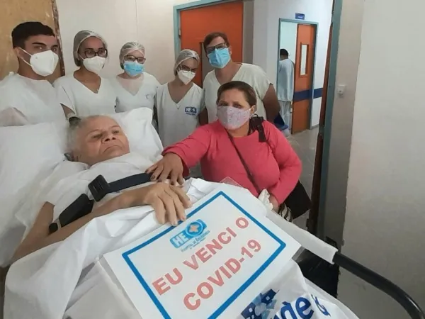 Imagem ilustrativa da imagem APÓS 138 INTERNADA, IDOSA RECEBE ALTA