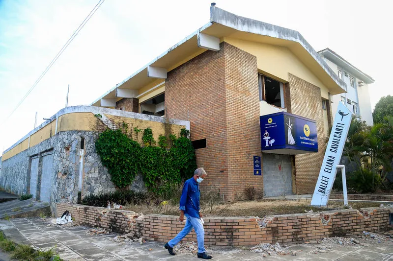 Empreendimento abandonado em área de risco em um dos bairros atingidos em Maceió