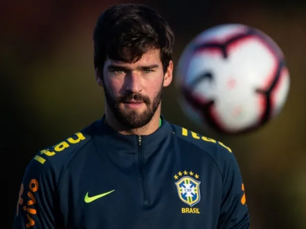 Goleiro Alisson foi o representante brasileiro a entrar na seleção dos melhores jogadores do mundo 2019/20