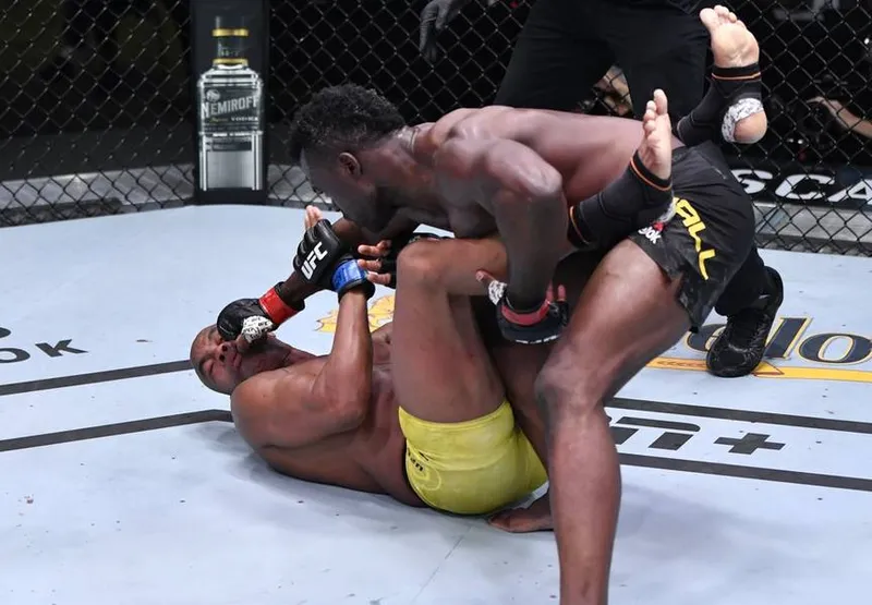 Anderson Silva recebeu o golpe que decretou seu nocaute diante de Uriah Hall em Las Vegas, no sábado