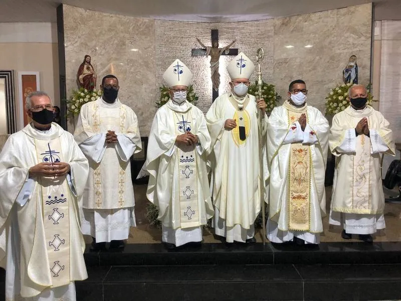 Momento da ordenação do padre Sérgio Ricardo, com a presença do arcebispo e outros padres da Arquidiocese