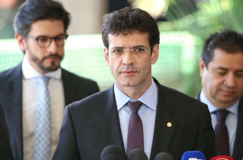 Em mensagem no WhatsApp, ministro acusou o general Eduardo Ramos de negociar sua cadeira no Congresso