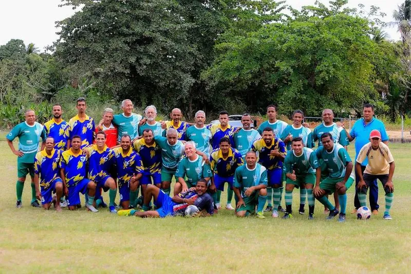 Jogadores do  Juventus e do Central, durante partida solidária